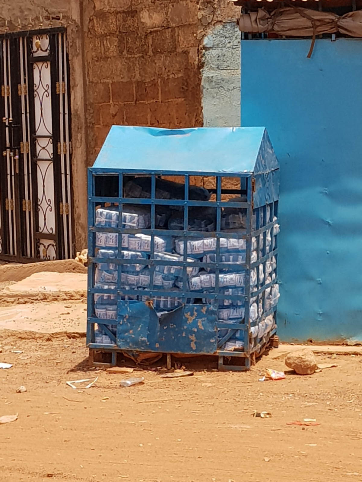 Stockage de l'eau en sachet en Afrique